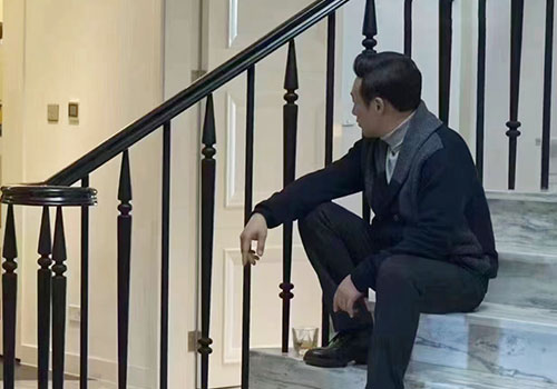 高啟強別墅輕奢鐵藝樓梯扶手設計定制效果圖